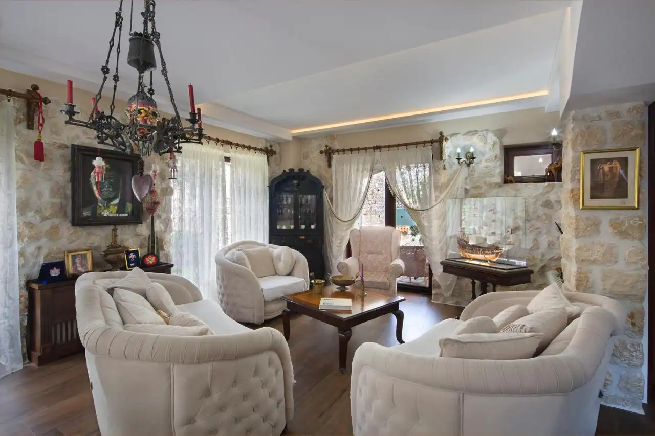 Spacious living room with antique furniture and cozy ambiance – Villa Prčanj